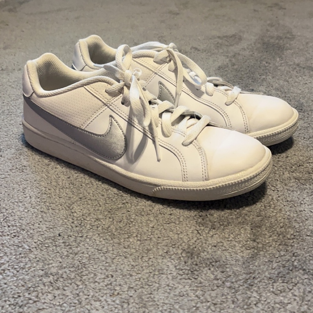 Size 9.5 women’s Nike shoes